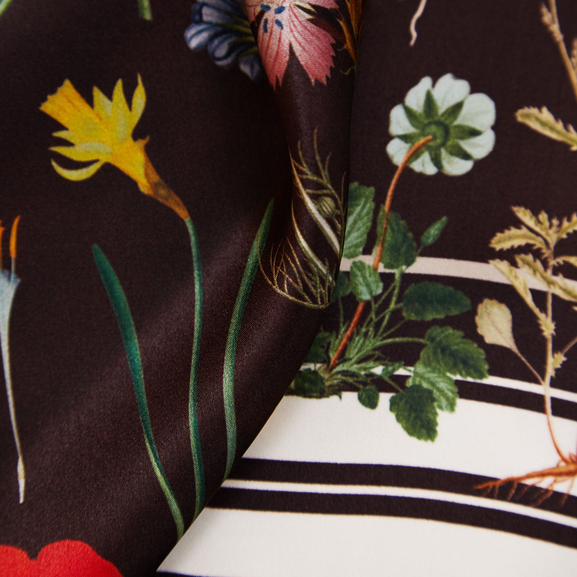 Flora Danica Denmark Brown Flower Field silketørklæde Small scarf Brown Flower Field